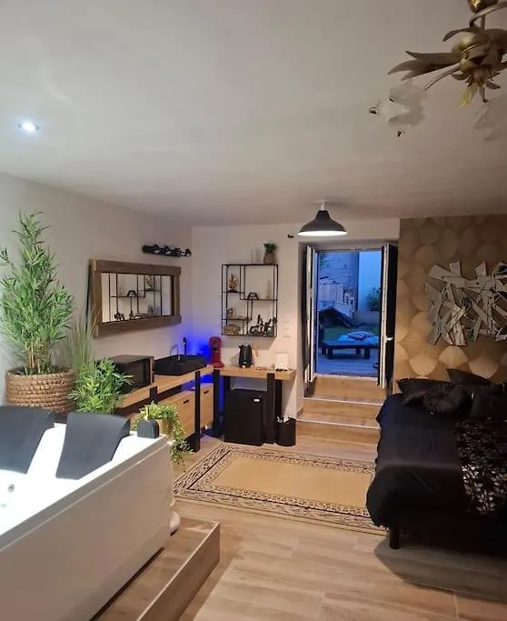 Apartament Love Room, Chambre Deluxe ,Jacuzzi ,Jardin Port-Louis Francja