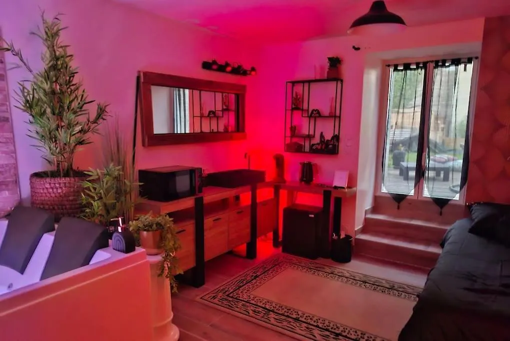 Love Room, Chambre Deluxe ,Jacuzzi ,Jardin Port-Louis 0*,  Frankrijk