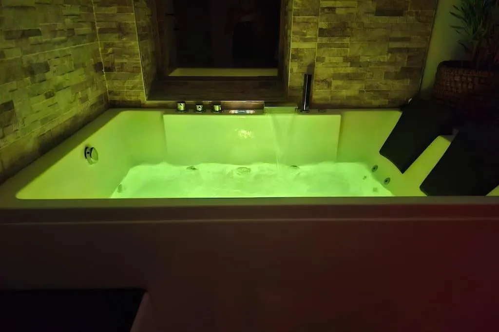 Love Room, Chambre Deluxe ,Jacuzzi ,Jardin Port-Louis