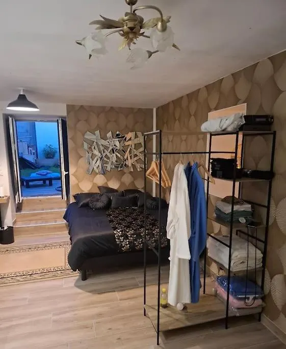 Love Room, Chambre Deluxe ,Jacuzzi ,Jardin Port-Louis Appartement
