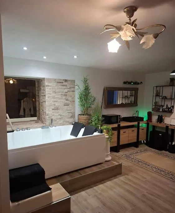 Apartament Love Room, Chambre Deluxe ,Jacuzzi ,Jardin Port-Louis